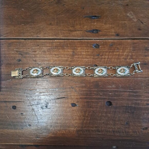 Magnificent vintage bracelet with small cross-stitch embroidery - Picture 2 of 3